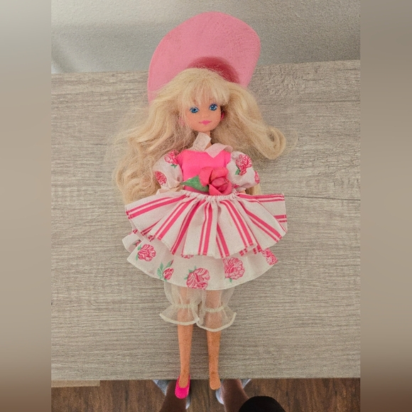 Vintage 1992 MATTEL PEPPERMINT ROSE DOLL Hat Blonde Pink Dress one shoe - Picture 1 of 5